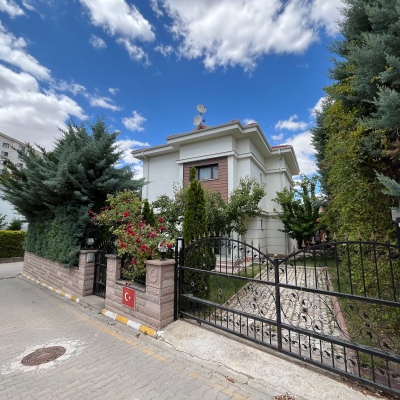 Alacaatlı'da site içi, güvenlikli, müstakil, 5+2 köşe villa